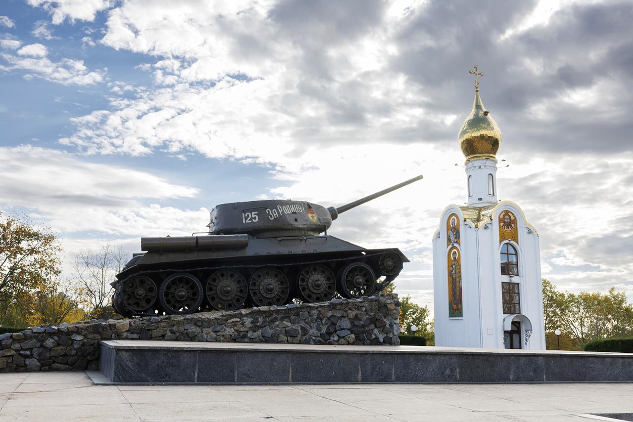 Ce tank T-34 fait partie du Mémorial de la gloire, à Tiraspol, la capitale de la région sécessionniste. Cet endroit commémore les soldats de la Seconde Guerre mondiale et de la guerre en Afghanistan, à l'ère soviétique, ainsi que ceux de la guerre de 1992 contre l'armée moldave. [KEYSTONE - SALVATORE DI NOLFI]