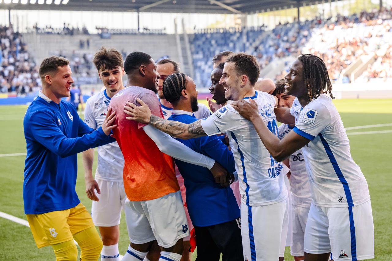 Les Lausannois laissent éclater leur joie après leur victoire face à Zurich. [KEYSTONE - JEAN-CHRISTOPHE BOTT]