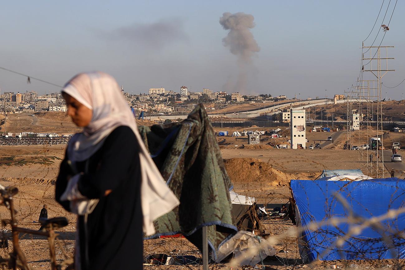De la fumée s'élève de Rafah, après un bombardement israélien, le 6 mai 2024 [KEYSTONE - RAMEZ HABBOUB]