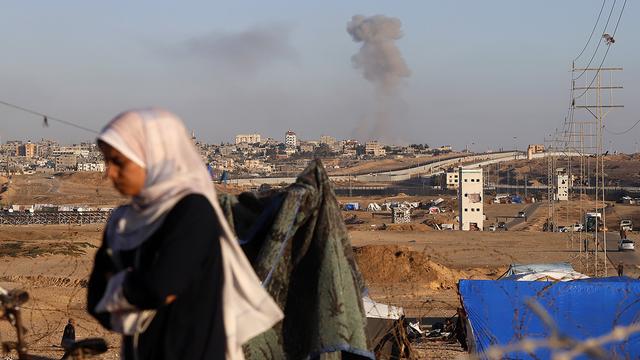 De la fumée s'élève de Rafah, après un bombardement israélien, le 6 mai 2024 [KEYSTONE - RAMEZ HABBOUB]