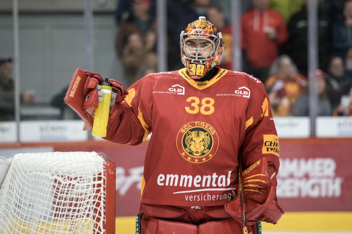 Avec son gabarit imposant (1m91), le Genevois Stéphane Charlin impressionne devant les filets de Langnau. [freshfocus - Martin Meienberger]