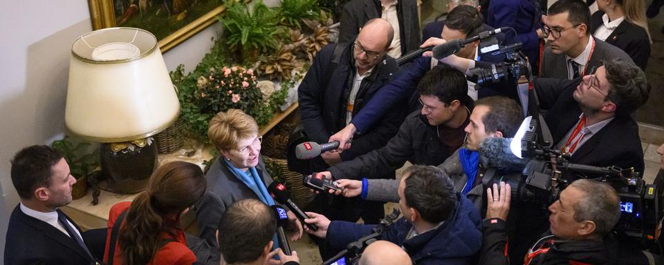 La présidente de la Confédération Viola Amherd s'adresse à la presse après sa rencontre bilatérale avec Ursula von der Leyen, présidente de la Commission européenne, en marge du Forum économique mondial, le 15 janvier 2024. [KEYSTONE - LAURENT GILLIERON]