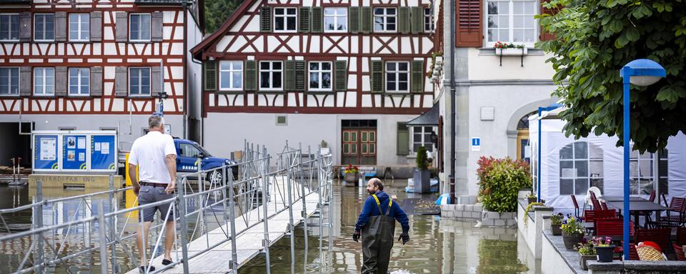 Le lac de Constance avait déjà débordé le 11 juin, comme ici à Berlingen, avec un niveau d'alerte de 5/5. [Keystone - Michael Buholzer]