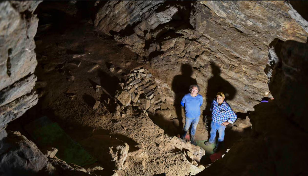 Bruno David (à gauche) et Russell Mullett ont participé aux fouilles de la grotte Cloggs dans le pays Gunaikurnai, en Australie. [Gunaikurnai Land and Waters Aboriginal Corporation]