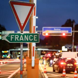 Le gouvernement français ne réduira pas l’indemnité chômage des travailleurs frontaliers en Suisse (image d'illustration). [AFP - Fabrice COFFRINI]