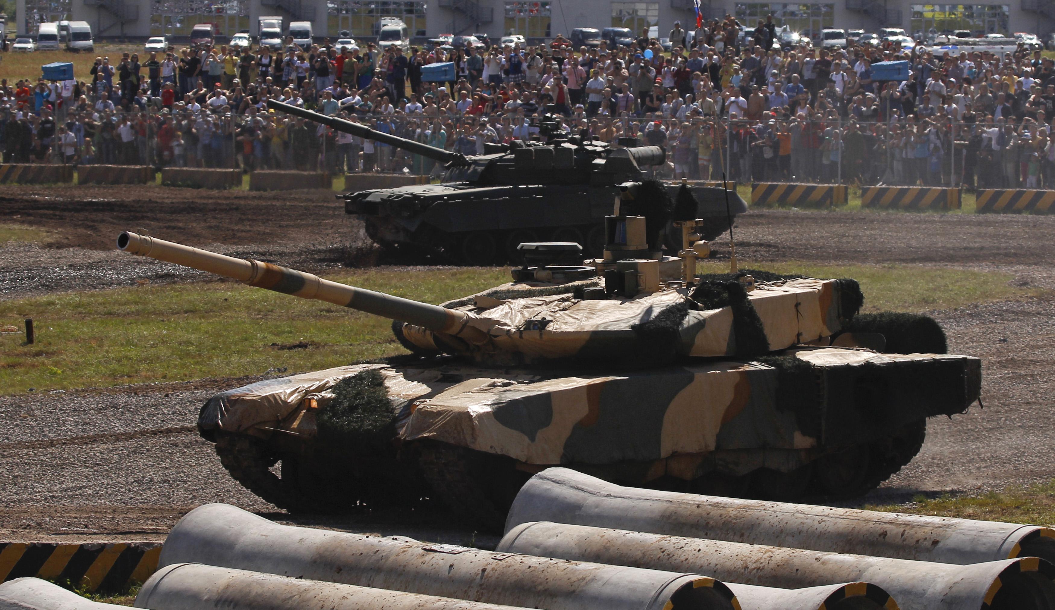 Au premier plan, un char T-90M et à l'arrière-plan, un char T-90, photographiés sur un terrain de tir lors d'une démonstration, à Joukovski, près de Moscou, le 30 juin 2012 (image d'illustration). [REUTERS - Maxim Shemetov]