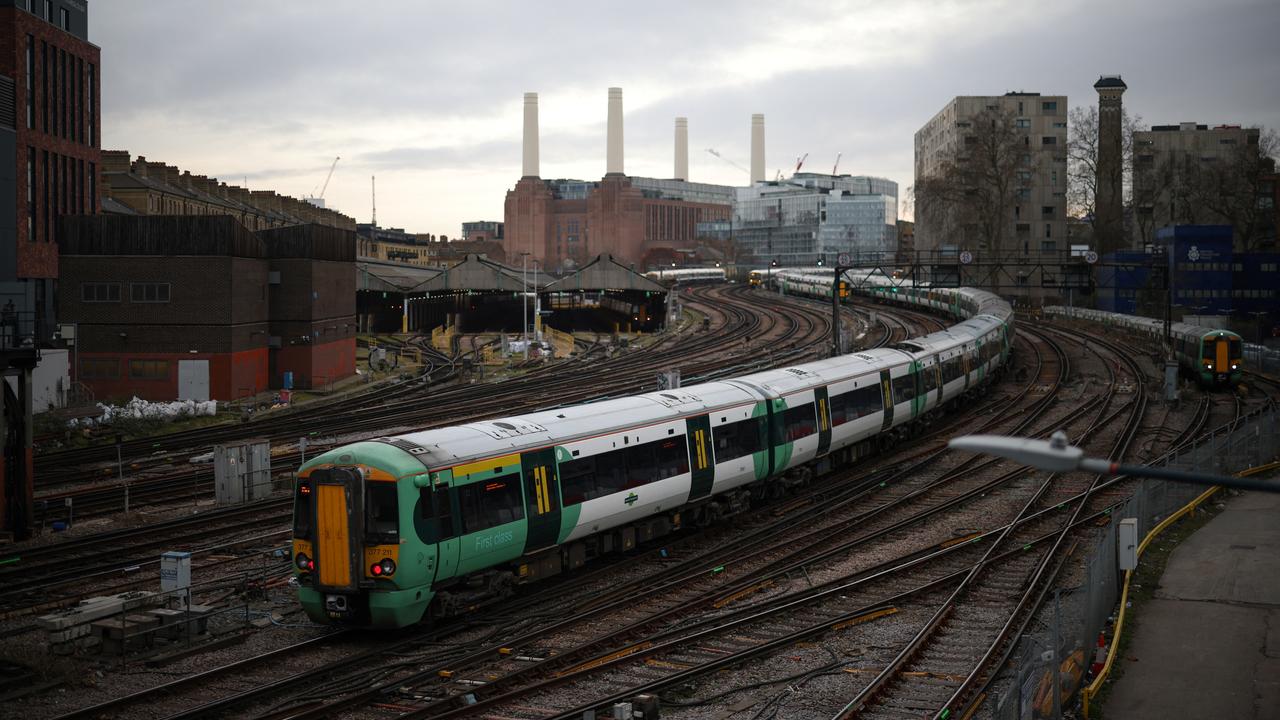 Un train passe devant la centrale électrique de Battersea à son entrée dans la gare de Victoria à Londres, le 10 février 2023 (image d'illustration). [reuters - Henry Nicholls]