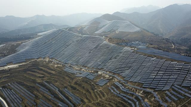 La surproduction de panneaux solaires chinois se fait aux dépens des travailleurs migrants venant des zones rurales. [Sam McNeil]