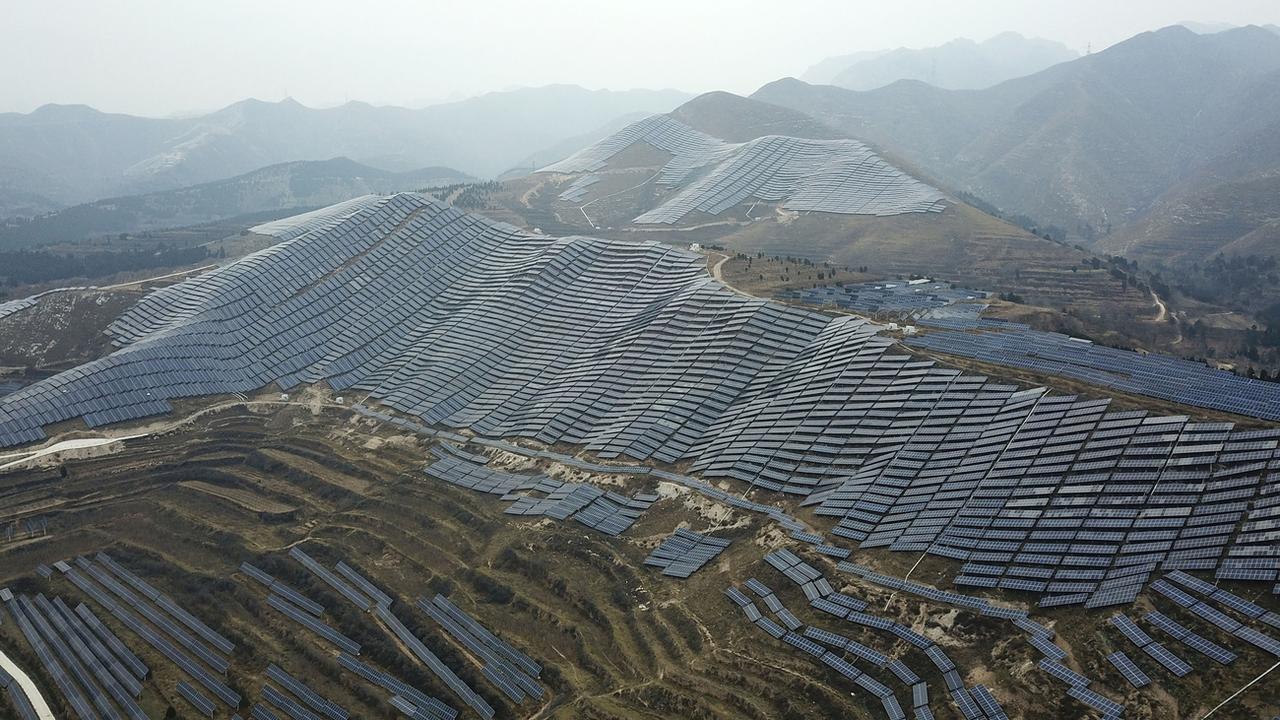 La surproduction de panneaux solaires chinois se fait aux dépens des travailleurs migrants venant des zones rurales. [Sam McNeil]