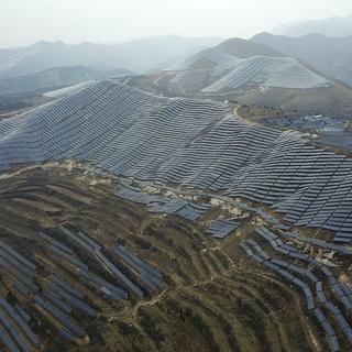 La surproduction de panneaux solaires chinois se fait aux dépens des travailleurs migrants venant des zones rurales. [Sam McNeil]