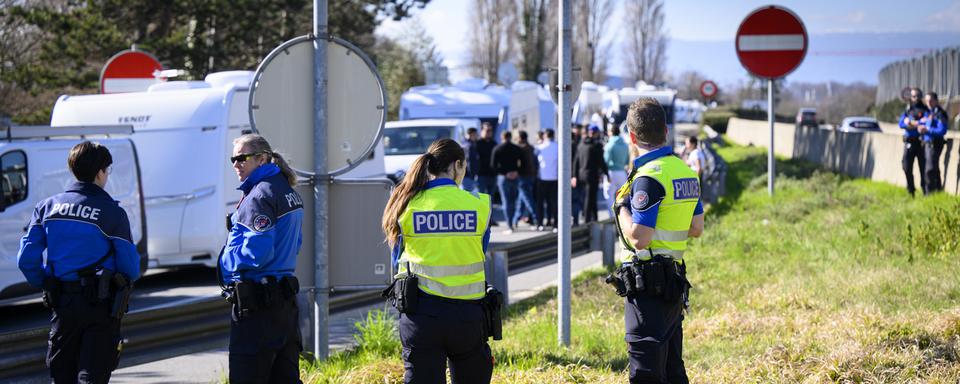 Le contact entre les gens du voyage et les autorités lausannoises s'est déroulé dans le calme. [Keystone - Jean-Christophe Bott]