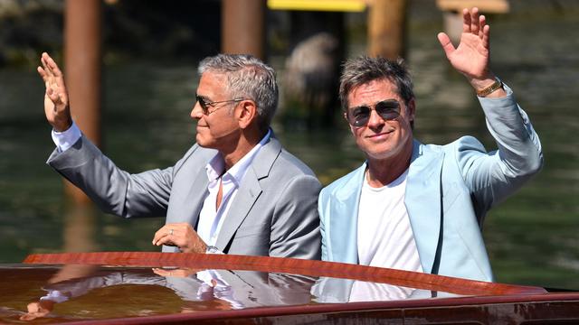 Les acteurs américains George Clooney et Brad Pitt arrivent au Lido à l'occasion de la 81e édition du Festival international du film de Venise. [Keystone - ETTORE FERRARI]