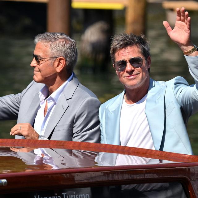 Les acteurs américains George Clooney et Brad Pitt arrivent au Lido à l'occasion de la 81e édition du Festival international du film de Venise. [Keystone - ETTORE FERRARI]