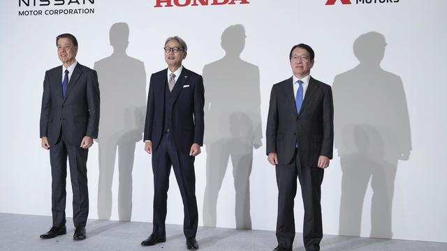 Les directeurs des constructeurs automobiles Nissan, Honda et Mitsubischi lors d'une conférence de presse à Tokyo. [Keystone - Eugene Hoshiko]