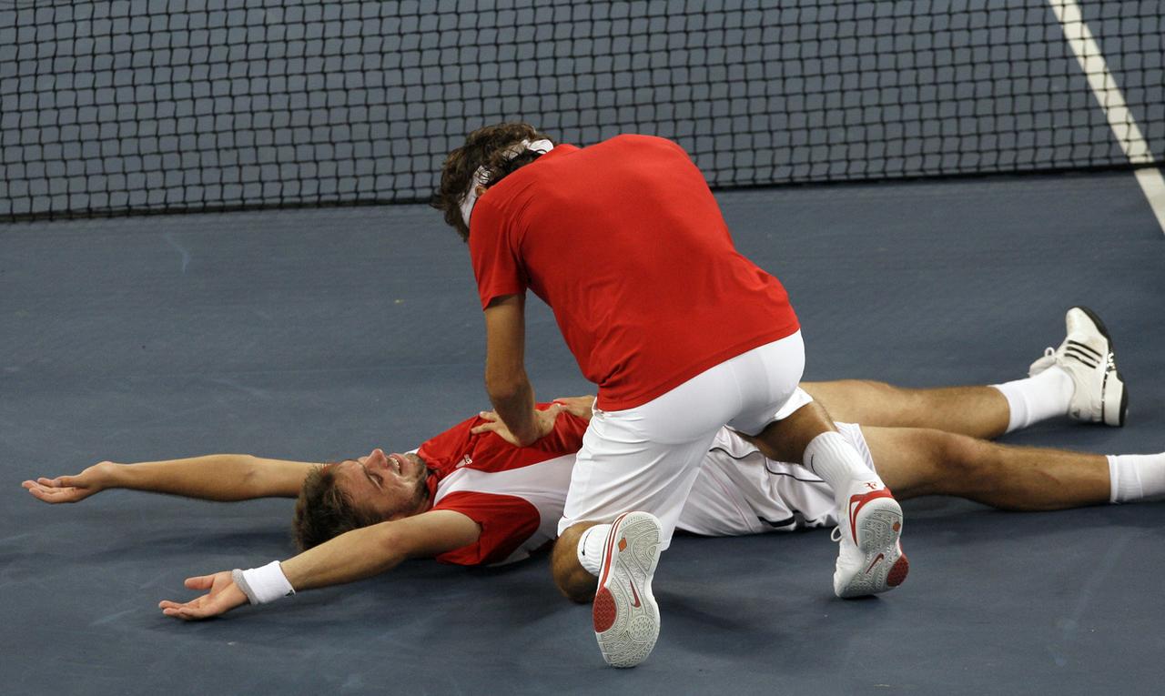 La célébration devenue iconique de Federer et Wawrinka à Pékin. [KEYSTONE - ELISE AMENDOLA]