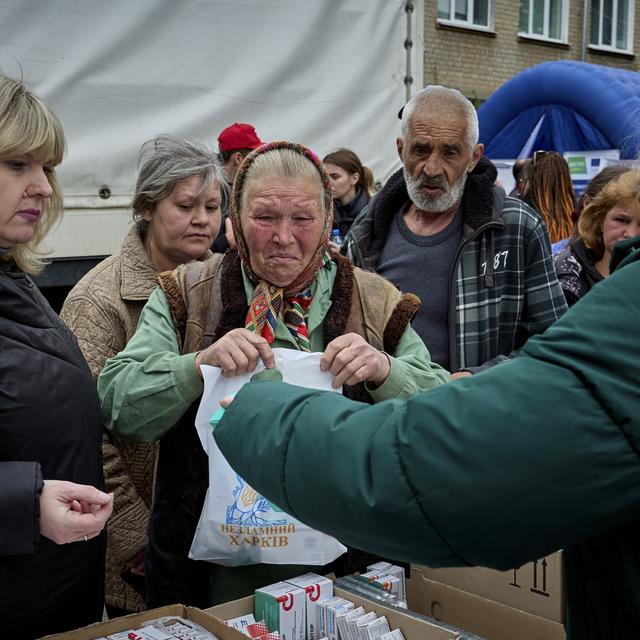 Des habitants de Kharkiv se préparent à évacuer. [Keystone]