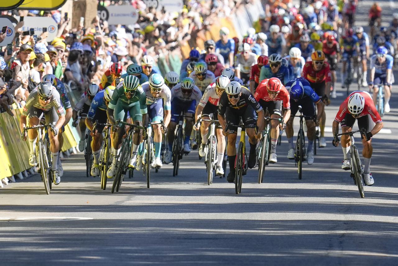 Groenewegen (à droite), Philipsen (à gauche) et Girmay (en vert) ont franchi la ligne d'arrivée pratiquement à égalité. [KEYSTONE - JEROME DELAY]