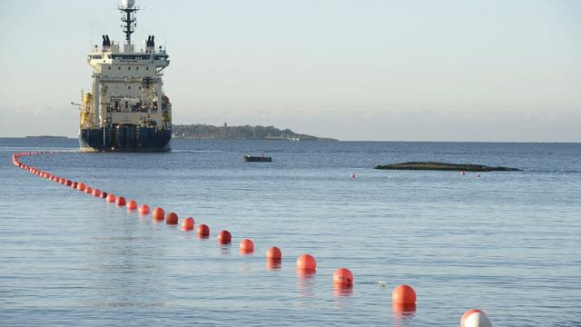 Le câble C-Lion1 au moment de sa pose au fond de la mer Baltique en 2015. [AFP - HEIKKI SAUKKOMAA]