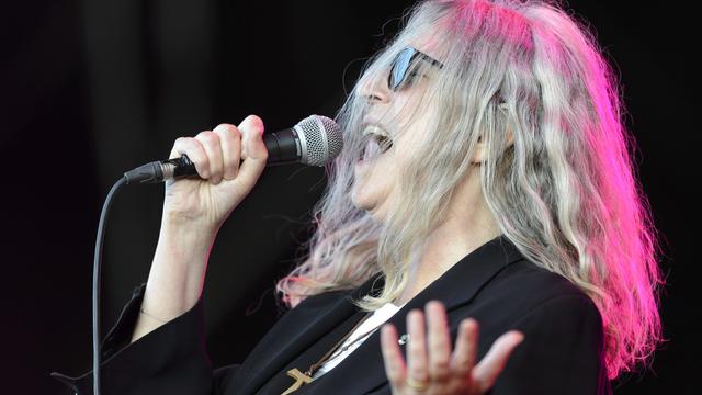 La chanteuse américaine Patti Smith sur la scène des Arches du Paléo Festival le 25 juillet 2015. [KEYSTONE - LAURENT GILLIERON]