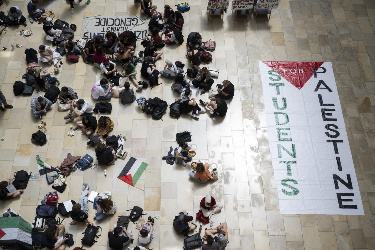 Des étudiants occupent le hall du bâtiment principal de l'Université de Zurich depuis mardi à midi. [KEYSTONE - ENNIO LEANZA]