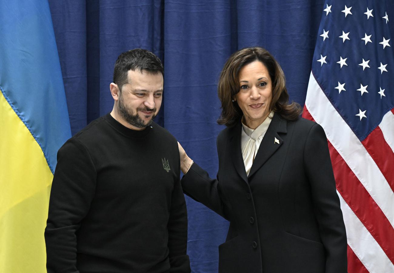 Le président ukrainien Volodymyr Zelensky et la vice-présidente américaine Kamala Harris. [Keystone - Tobias Schwarz via AP]