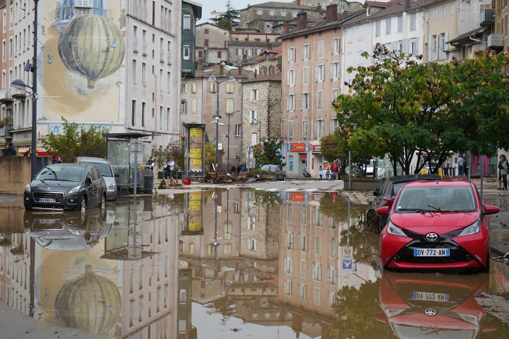 La commune d'Annonay, en Ardèche, est sous l'eau. [Anadolu via AFP - MATHIEU PRUDHOMME]