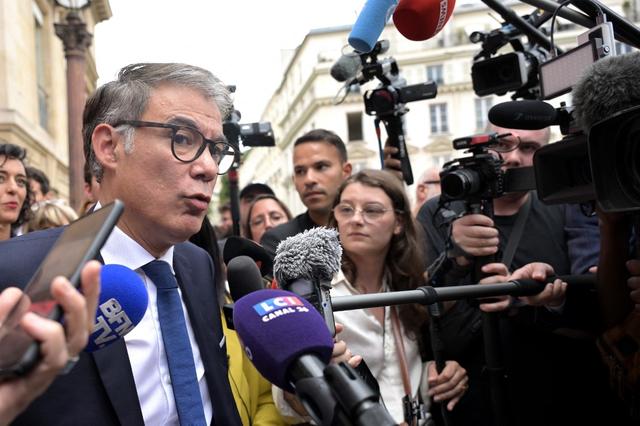 Le patron du Parti socialiste Olivier Faure répond aux journalistes devant l'Assemblée nationale à Paris, le 9 juillet 2024. [AFP - BERTRAND GUAY]