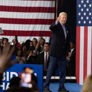 Joe Biden a vu son statut de candidat cimenté après sa victoire lors des primaires de Géorgie. [KEYSTONE - EPA/JESSICA MCGOWAN]