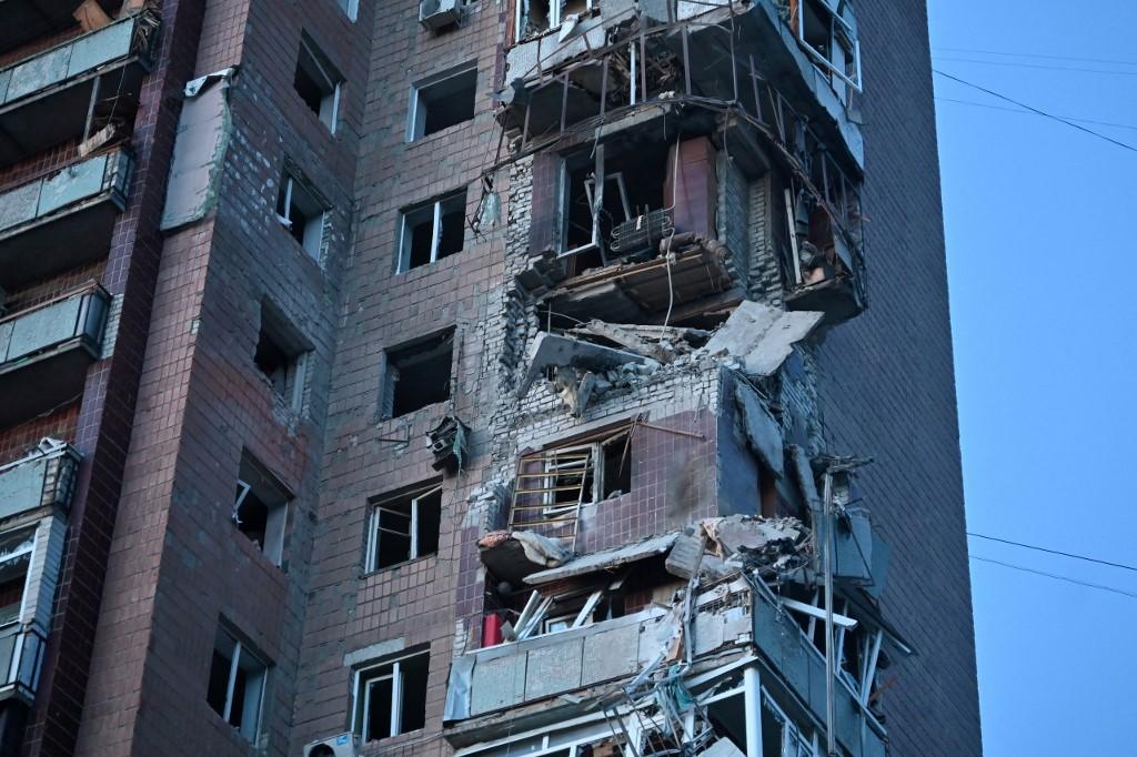 Des frappes russes nocturnes sur Kharkiv tuent au moins cinq personnes. [AFP - SERGEY BOBOK]