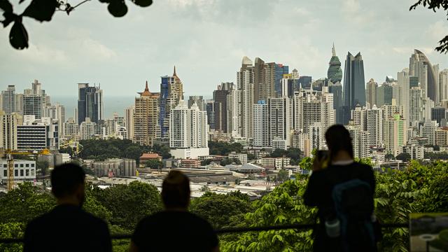 Le Panama, ici la capitale Panama City, fait partie du groupe de pays affirmant absorber plus de carbone qu'ils n'en émettent. [AFP - MARTIN BERNETTI]