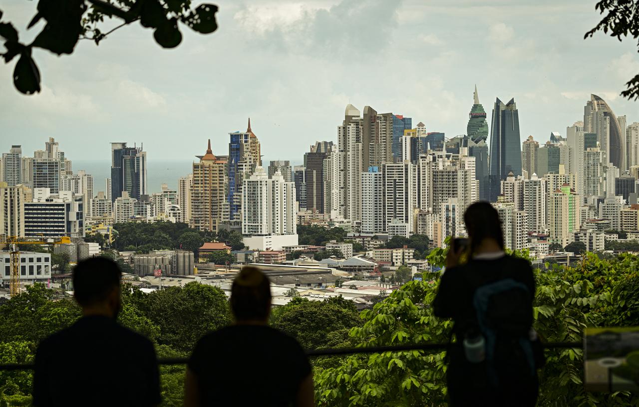 Le Panama, ici la capitale Panama City, fait partie du groupe de pays affirmant absorber plus de carbone qu'ils n'en émettent. [AFP - MARTIN BERNETTI]