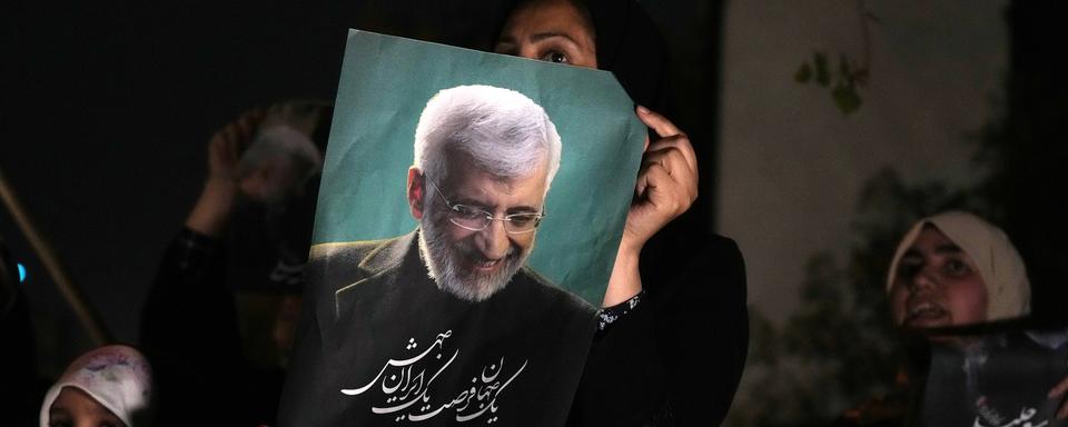 Une partisane du candidat à la présidentielle iranienne Saïd Jalili, le 26 juin 2024 à Téhéran. [Keystone - Vahid Salemi]