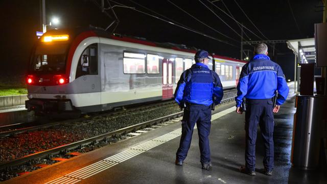 Une prise d'otages a eu lieu jeudi soir dans un train régional vers Yverdon, l'auteur est décédé. [Keystone - Laurent Gillieron]