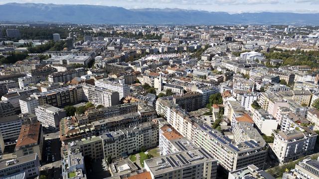 ue aerienne des immeubles du quartier d'habitation de Plainpalais Jonction et des Acacias de la ville de Geneve avec le Mont Saleve, ce mardi 10 septembre 2024 a Geneve. (KEYSTONE/Salvatore Di Nolfi) [Keystone - Salvatore Di Nolfi]