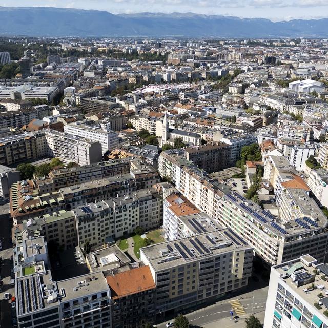 ue aerienne des immeubles du quartier d'habitation de Plainpalais Jonction et des Acacias de la ville de Geneve avec le Mont Saleve, ce mardi 10 septembre 2024 a Geneve. (KEYSTONE/Salvatore Di Nolfi) [Keystone - Salvatore Di Nolfi]