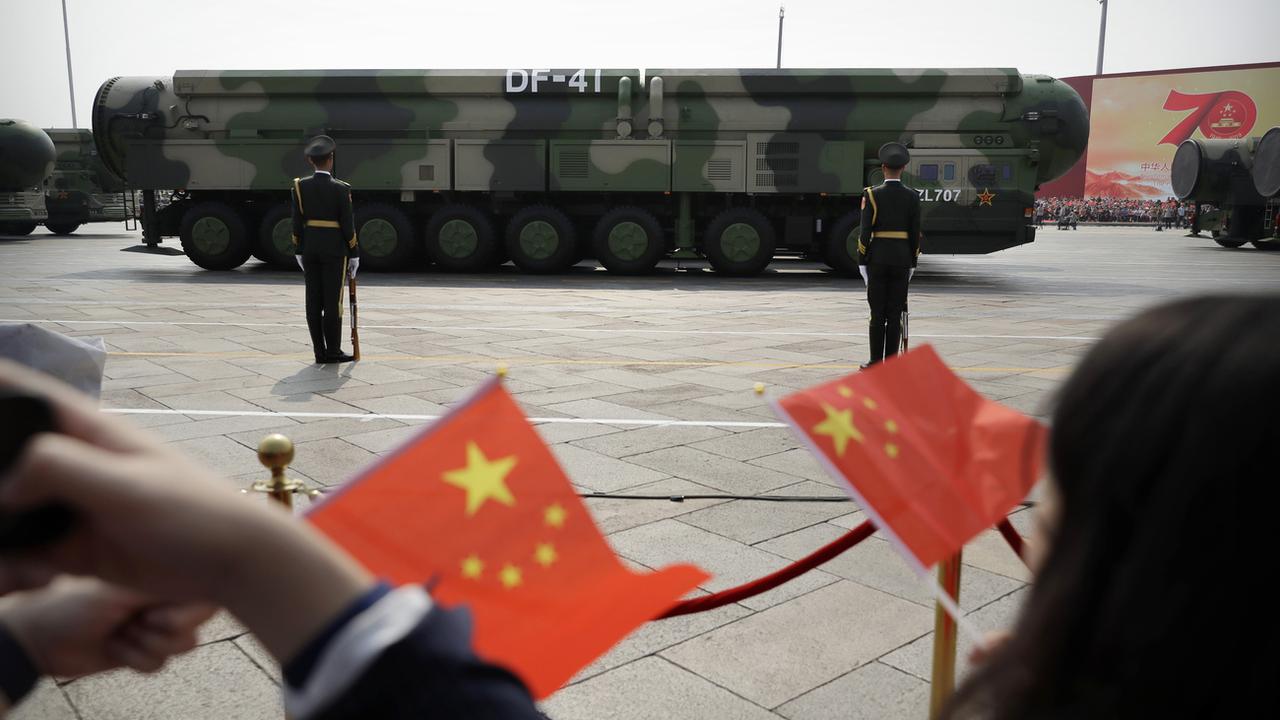 Un véhicule militaire transportant un missile balistique nucléaire DF-41 lors d'un défilé à Pékin, le 1er octobre 2019. [KEYSTONE - MARK SCHIEFELBEIN]