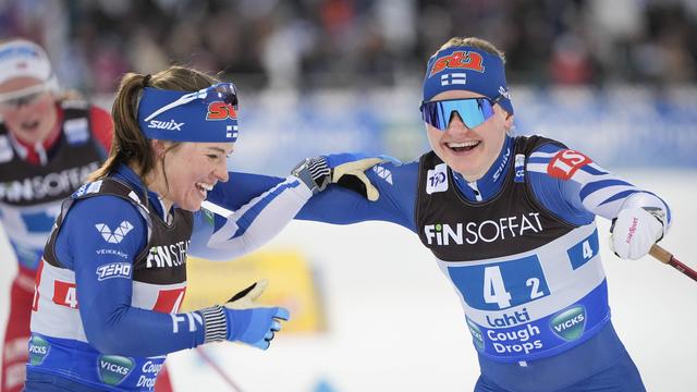 Krista Parmakoski (gauche) célèbre sa victoire "à domicile". [IMAGO/Newspix24 - IMAGO/Kalle Parkkinen]