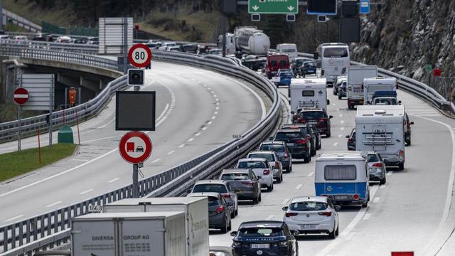 Les traditionnels bouchons au tunnel du Gothard. [Keystone]