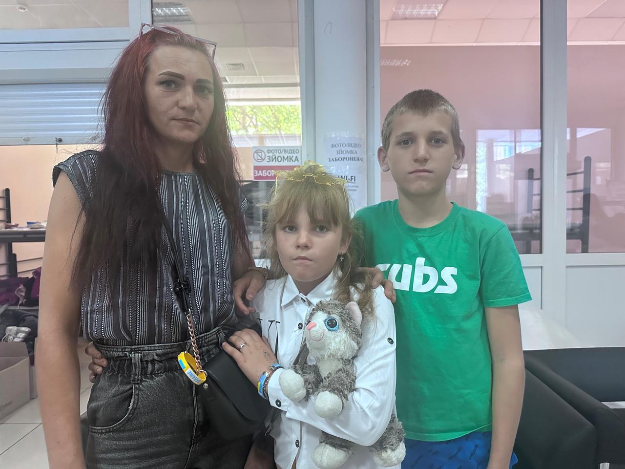 Une femme et ses enfants dans un centre d'accueil de la ville de Soumy, en Ukraine, en septembre 2024. [RTS - Maurine Mercier]