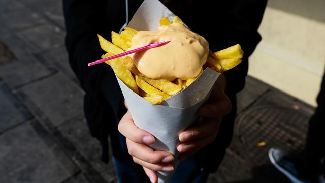 Les mauvaises habitudes alimentaires ont un coût sanitaire caché exorbitant. [Keystone - Stéphanie Lecocq]