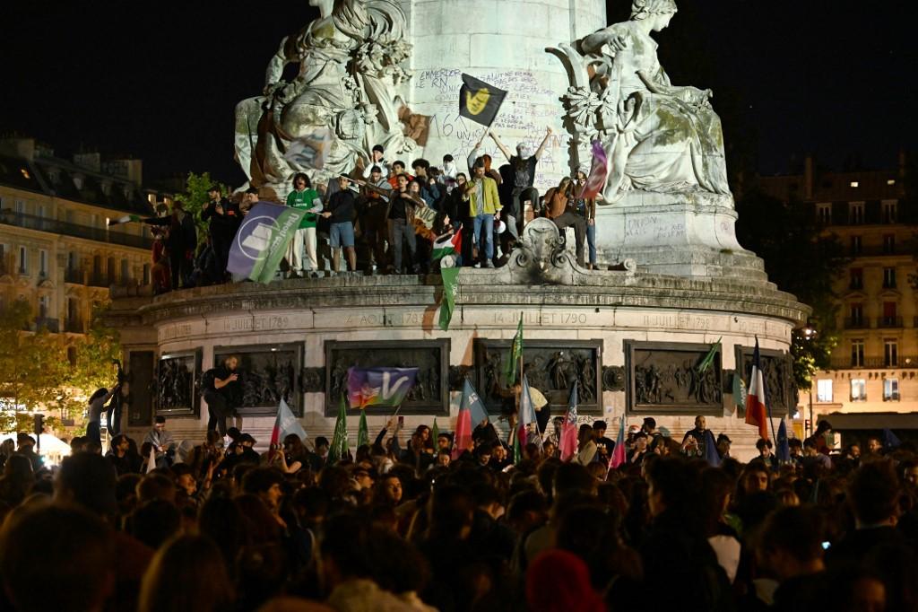 Plusieurs centaines de personnes se sont rassemblées place de la République à Paris pour manifester contre la large victoire aux européennes du Rassemblement national. [AFP - Arnaud Finistre]