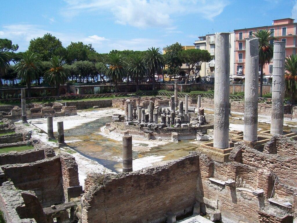 Des ruines antiques ont été découvertes après le soulèvement du sol de Pouzzoles, comme ce temple romain ici. [Creative Commons / Wikimedia - Ferdinando Marfella]