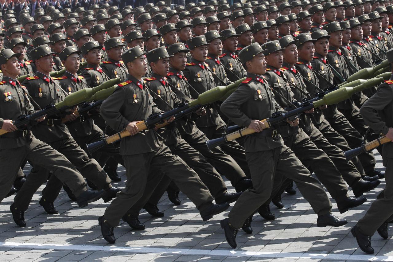 Des soldats nord-coréens marchent lors d'un défilé militaire de masse sur la place Kim Il Sung à Pyongyang. [KEYSTONE - NG HAN GUAN]