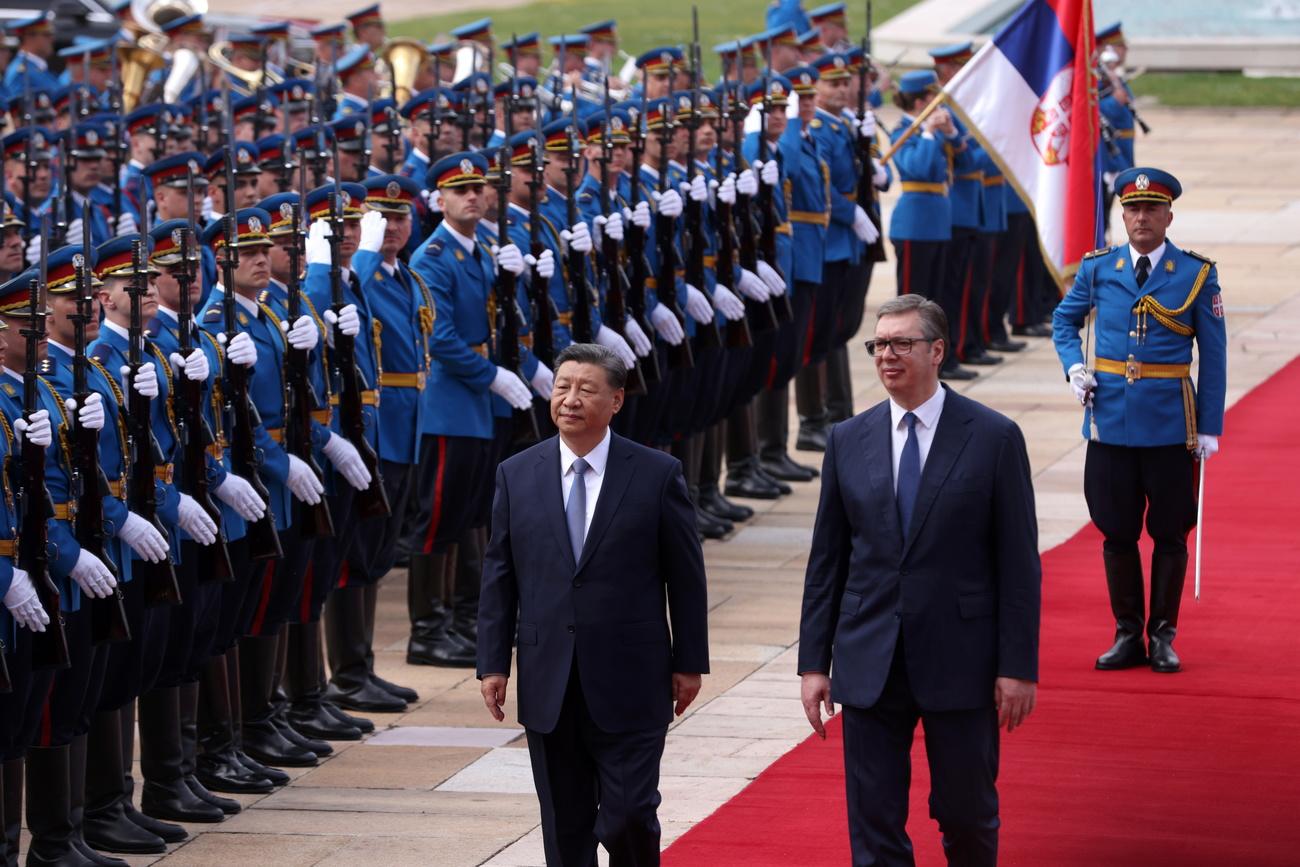 Le président serbe Aleksandar Vucic et le président chinois Xi Jinping devant la garde d'honneur à Belgrade, en Serbie. [KEYSTONE - ANDREJ CUKIC]