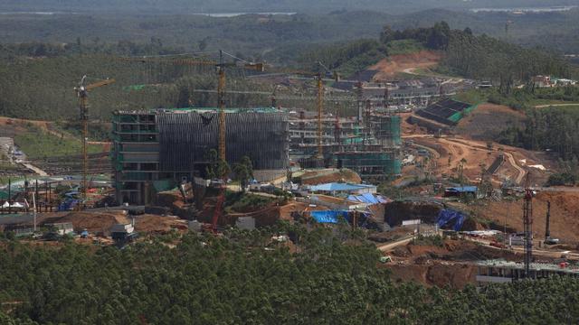 Une vue aérienne de la construction d'un bâtiment sur le site de la nouvelle capitale indonésienne Nusantara à Sepaku, dans le district de Penajam Paser Utara, à Kalimantan Est, en Indonésie, le 12 janvier 2024. [Anadolu via AFP - FIRDAUS WAJIDI]