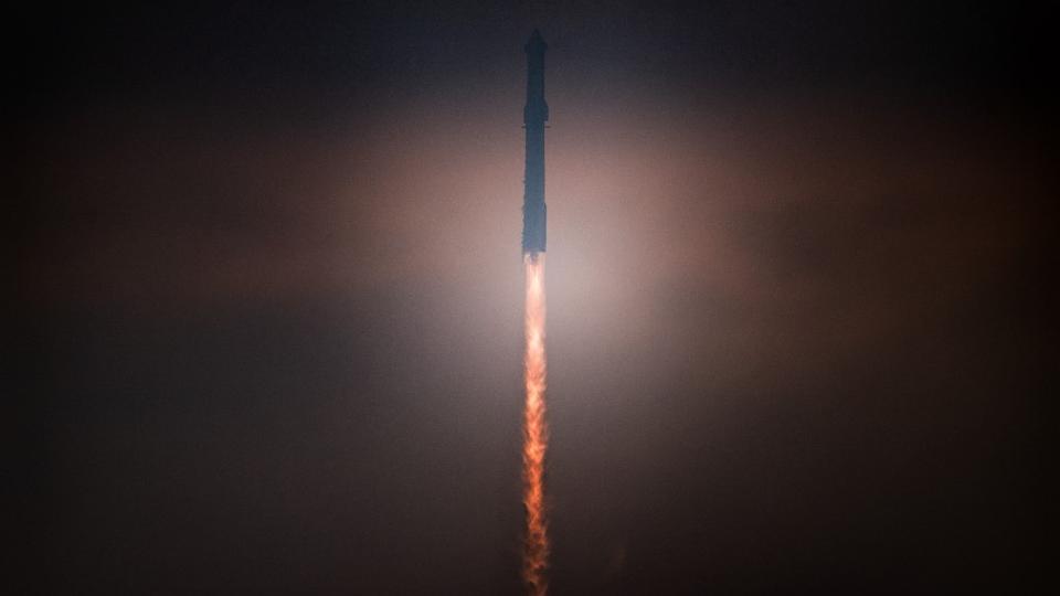 Le vaisseau spatial de SpaceX juste après son décollage, lors de son quatrième vol d'essai, depuis la plage de Boca Chica le 6 juin 2024 à Brownsville, au Texas. [Getty Images via AFP - Brandon Bell]