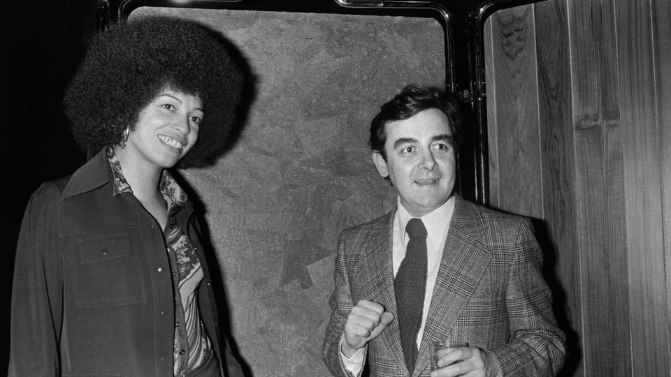 Une photo prise le 16 mai 1975 dans les coulisses de l'émission "Apostrophes" à Paris montre la militante américaine des droits civiques et communiste Angela Davis en compagnie de l'animateur Bernard Pivot. [afp - Marcel BINH]