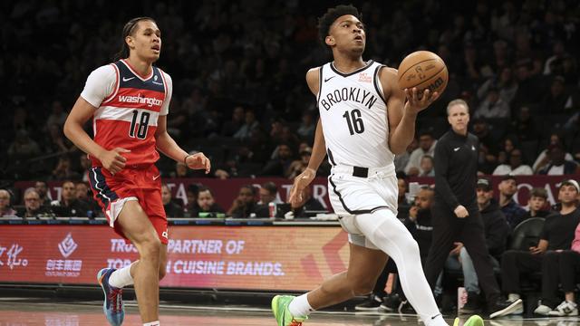 Kyshawn George (à gauche) a vécu un match mitigé à Brooklyn. [KEYSTONE - HEATHER KHALIFA]