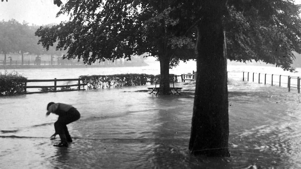 Un parc zurichois transformé en lac pendant la crue de 1910. [19h30 de la RTS]