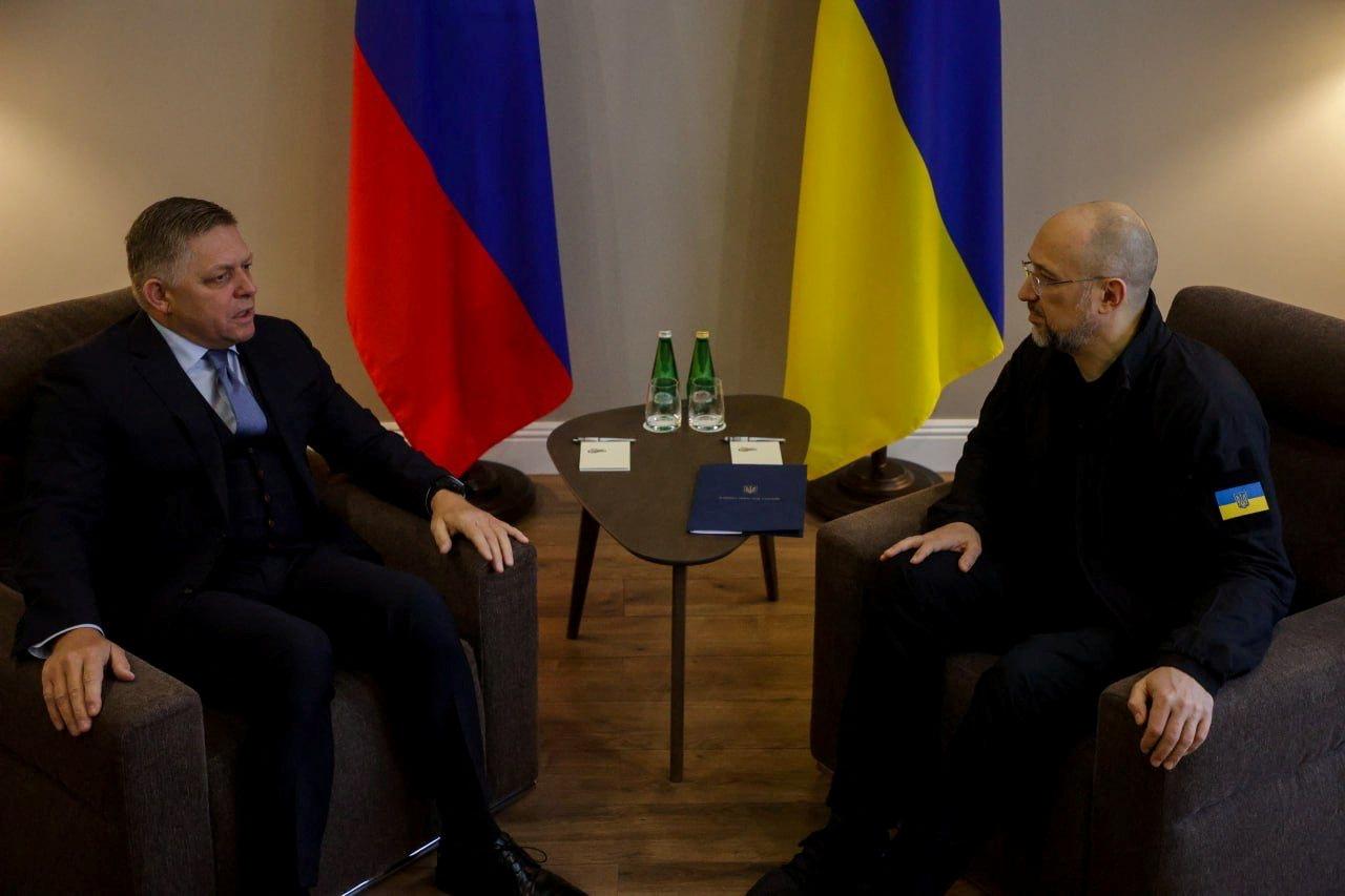 Le Premier ministre ukrainien Denys Chmygal rencontre son homologue populiste slovaque, Robert Fico. [Reuters - Press Service of the Cabinet of Ministers of Ukraine]